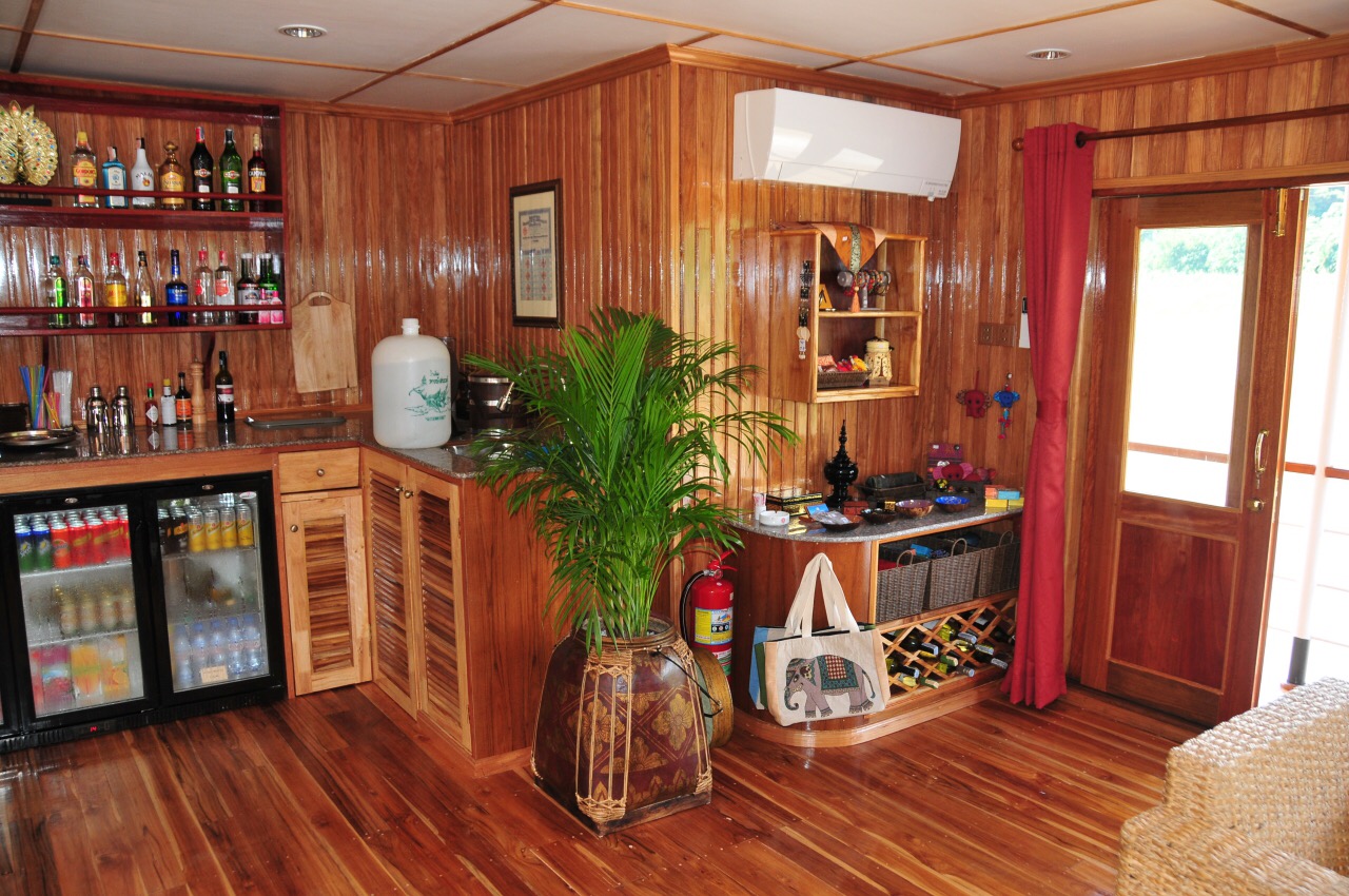 Pandaw RV Laos Pandaw Bar.jpg
